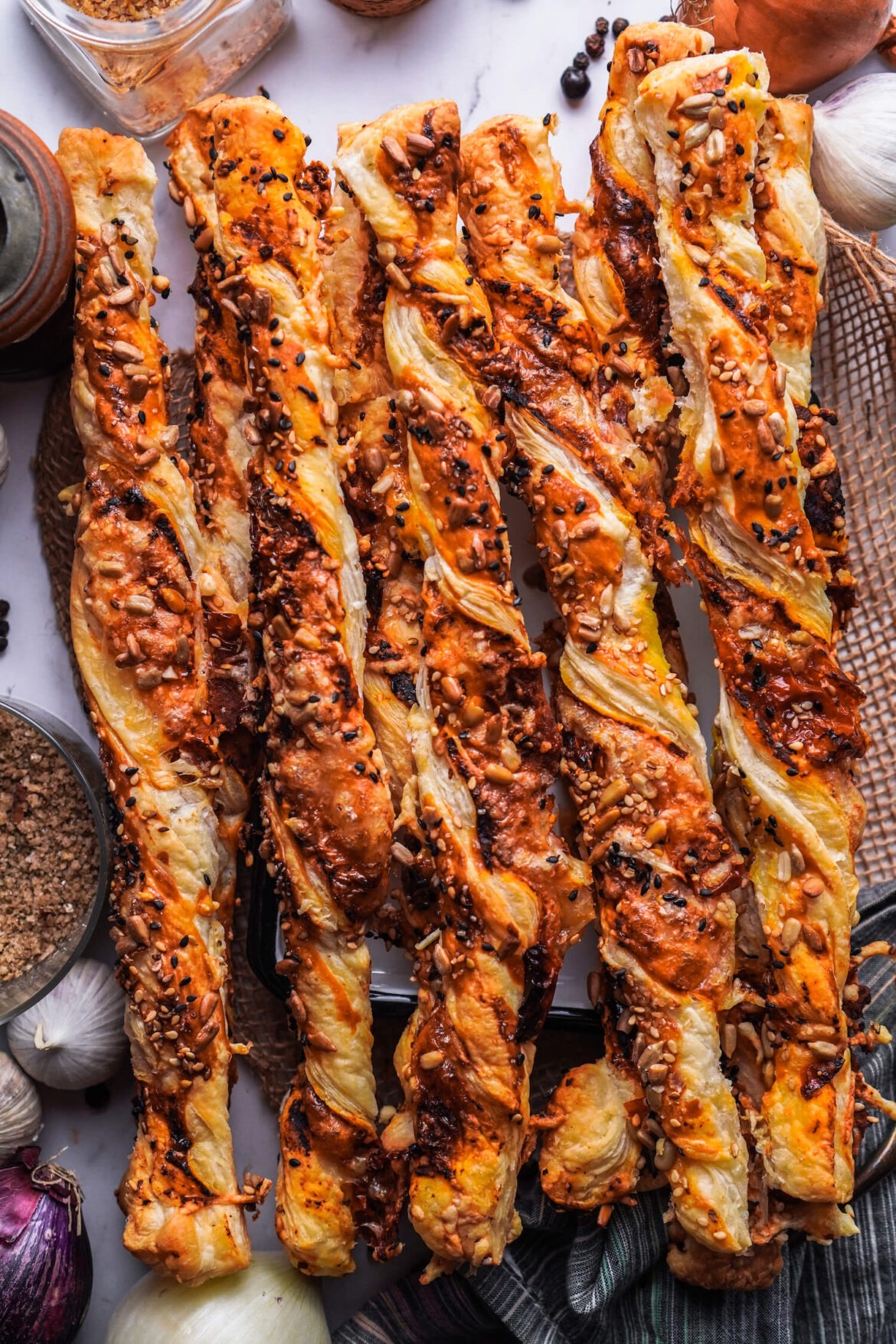 Vegetarische Knusperstangen mit getrockneten Tomaten und Käse FeedMeDaily