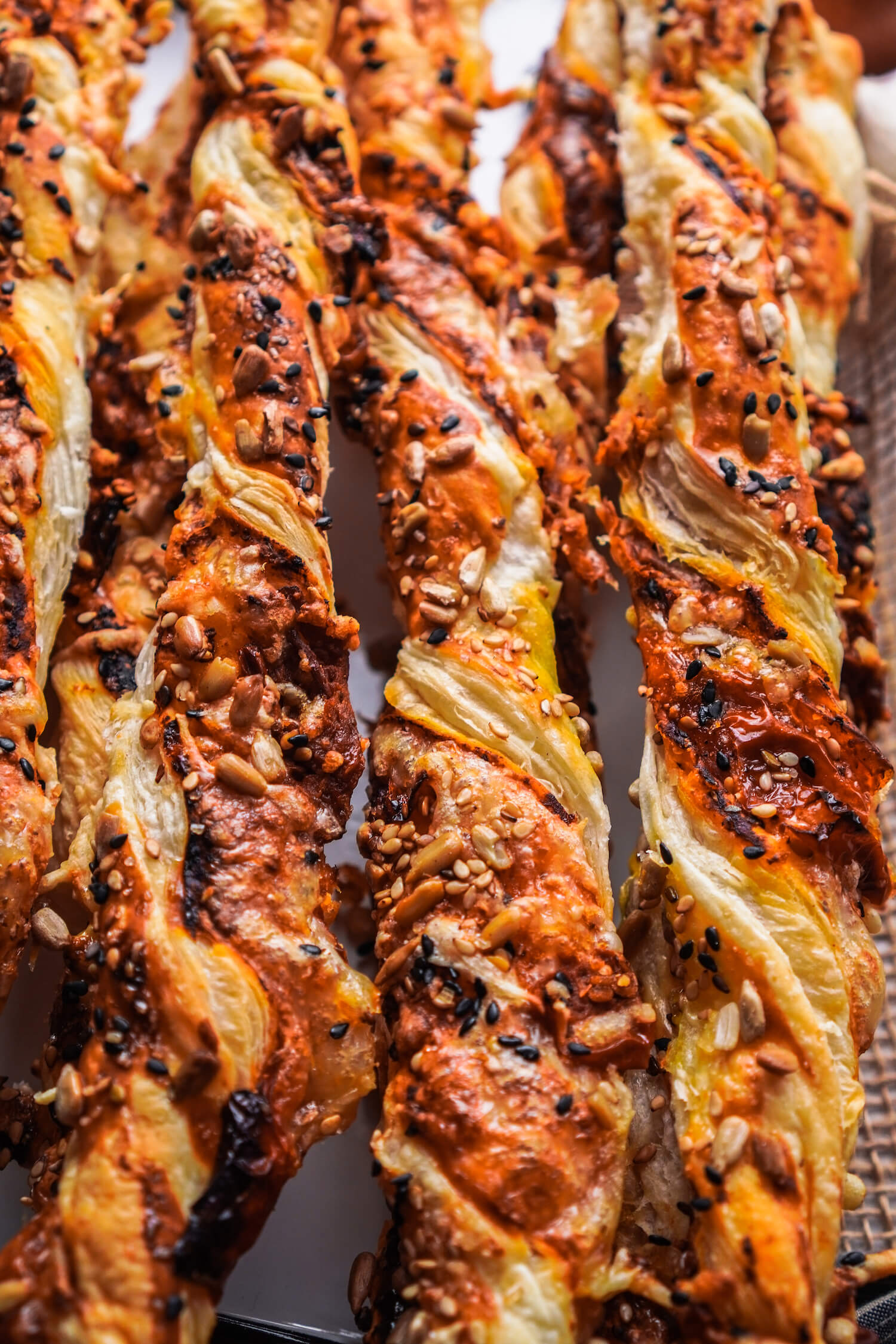 Vegetarische Knusperstangen mit getrockneten Tomaten und Käse FeedMeDaily