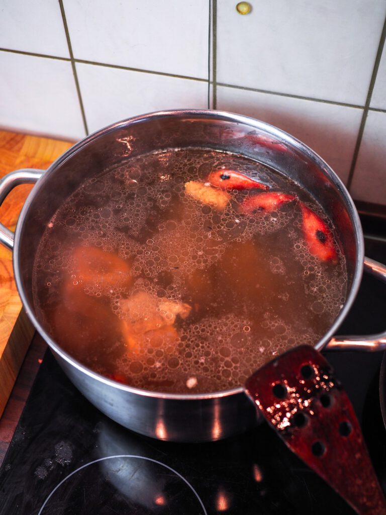 Pho-Bo-Rezept-Schalotten-und-Ingwer-hinzufügen