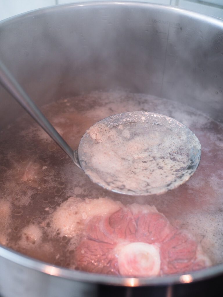 Pho-Bo-Rezept-Schaum-abschöpfen