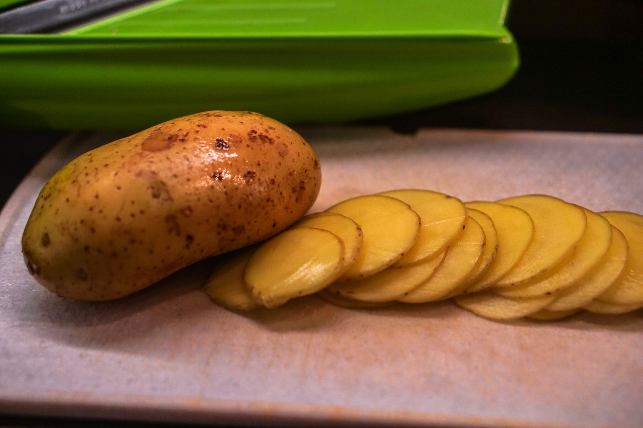 Knuspriger Kartoffelgratin mit Knoblauch und Rosmarin – FeedMeDaily