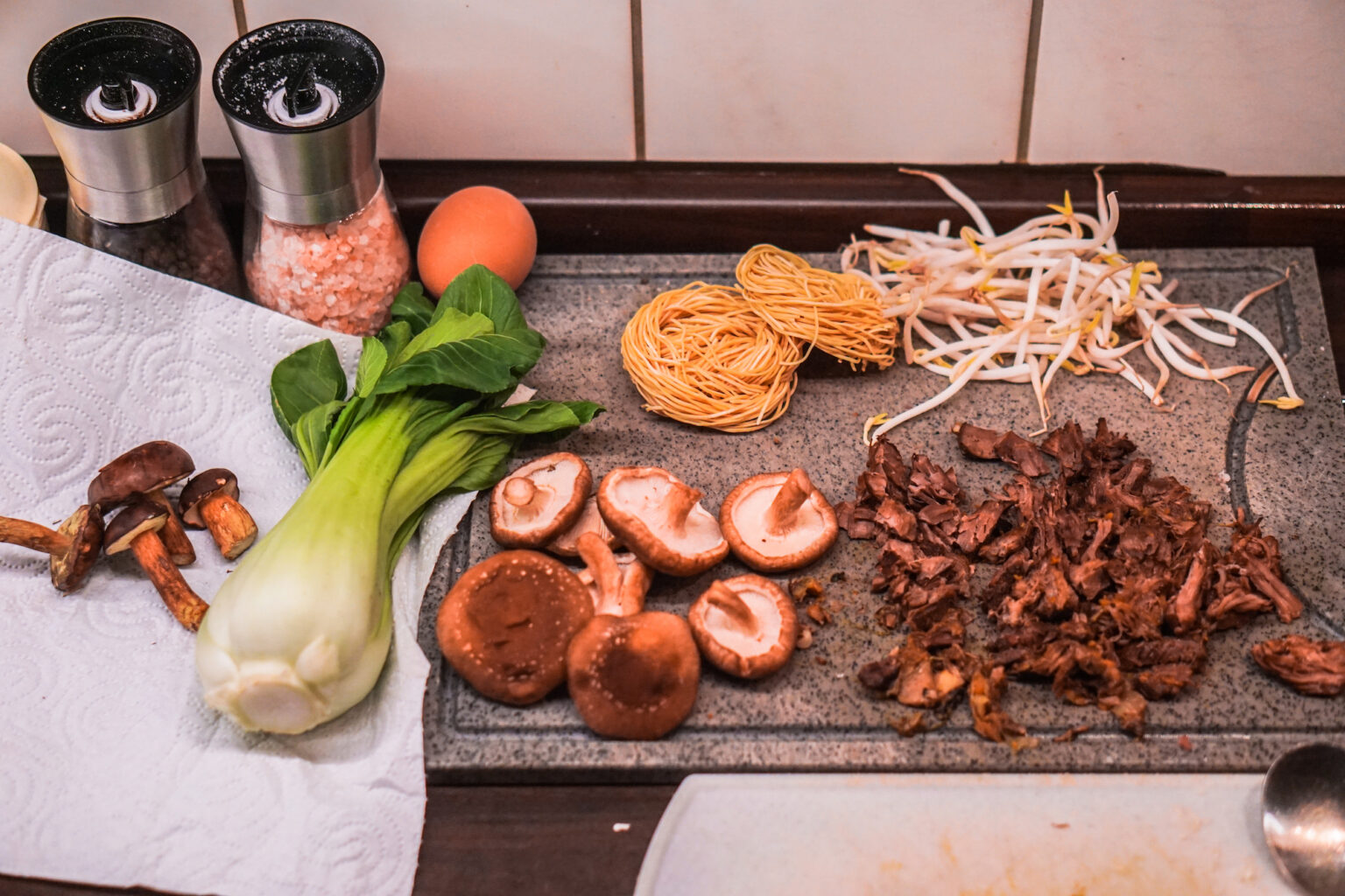 Miso Ramen Suppe mit knusprigen Schweinebauch - Schritt für Schritt ...
