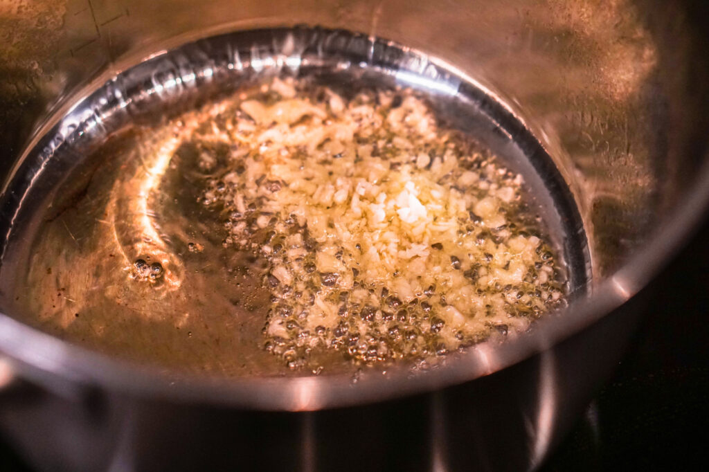 Knoblauch andünsten für die Ramen Suppe