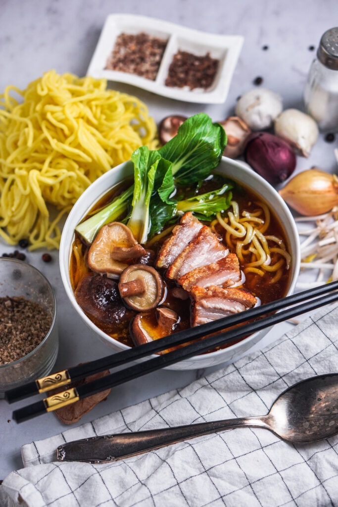 Miso Ramen Suppe mit knusprigen Schweinebauch