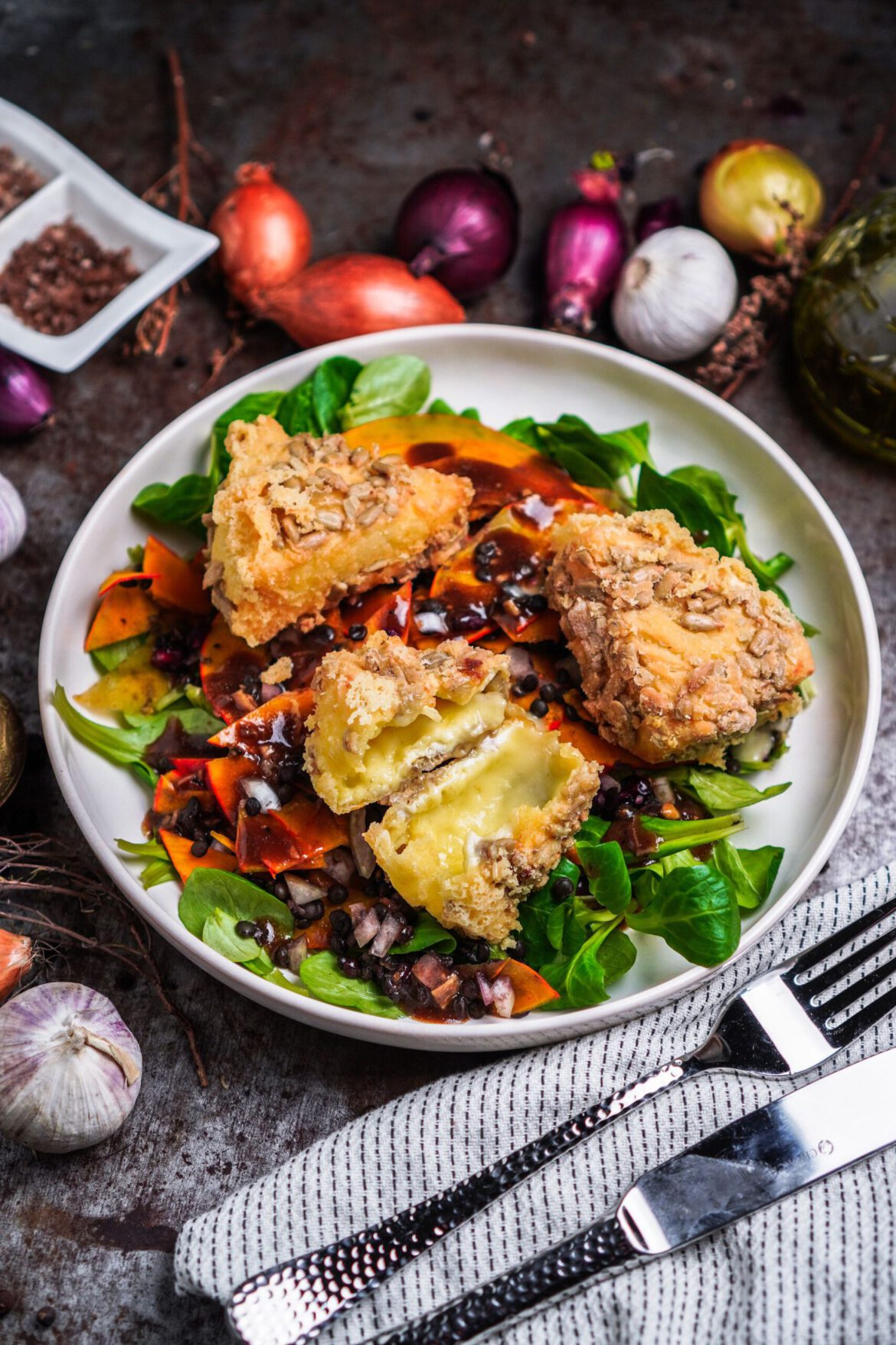 Camembert in Sonnenblumenkern Knusperkruste und Salat mit rohem Kürbis