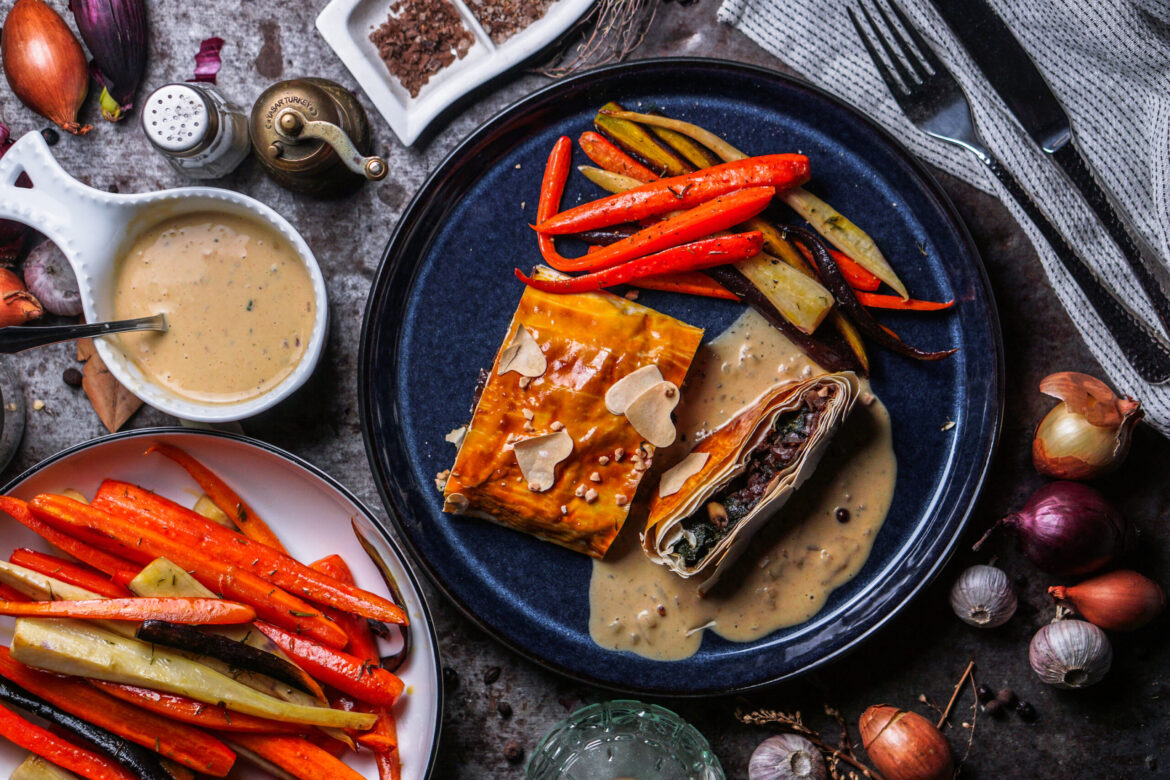 Maronen Pilz Strudel mit Ofengemüse und Pfeffersoße