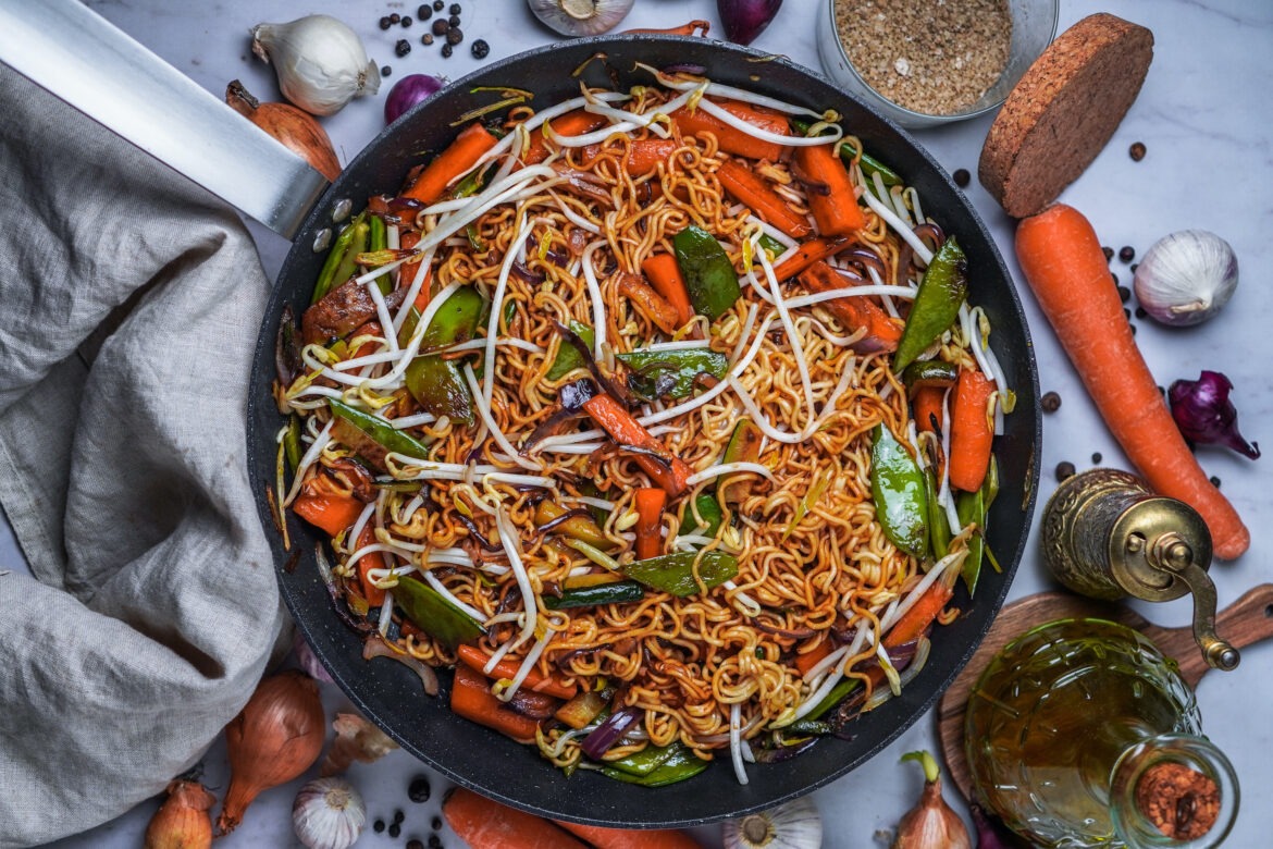 Asia Nudeln mit Gemüse und Erdnussbutter Soße