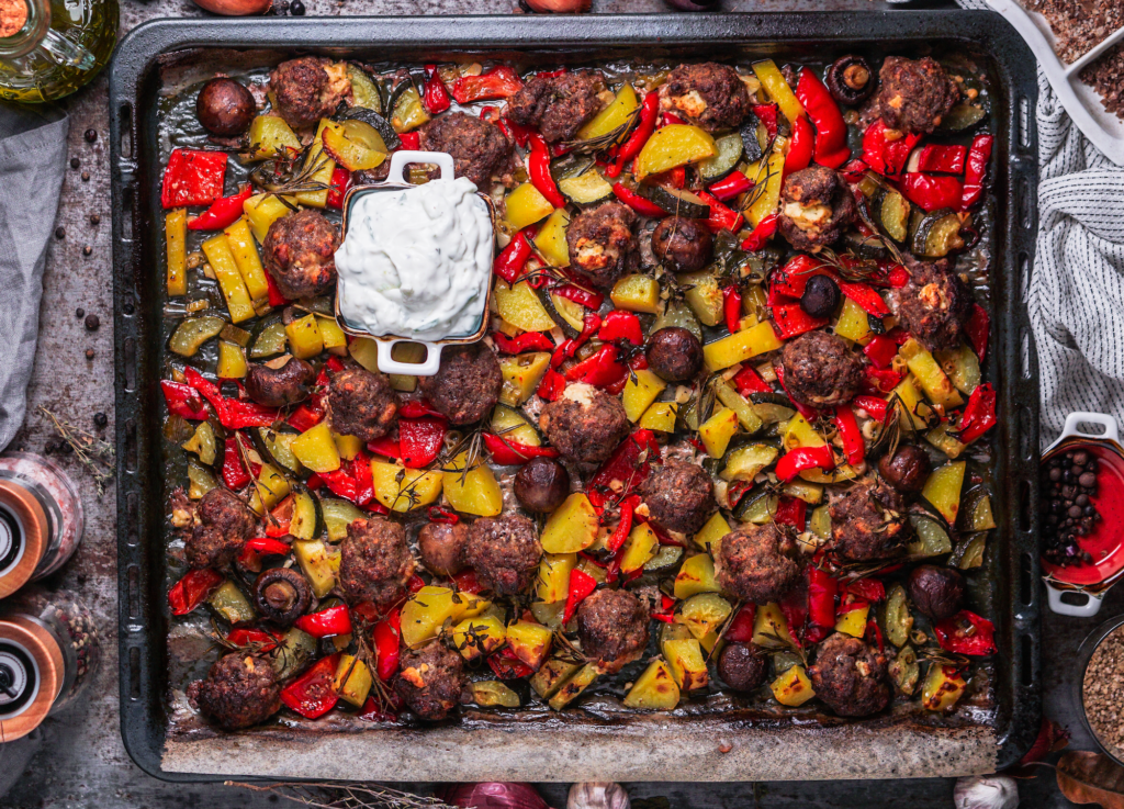 Buntes Ofengemüse mit Feta Hackbällchen aus dem Ofen - FeedMeDaily