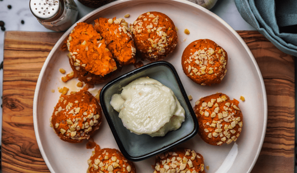 Rote Linsen Bällchen mit Grieß und gehackten Mandeln - FeedMeDaily