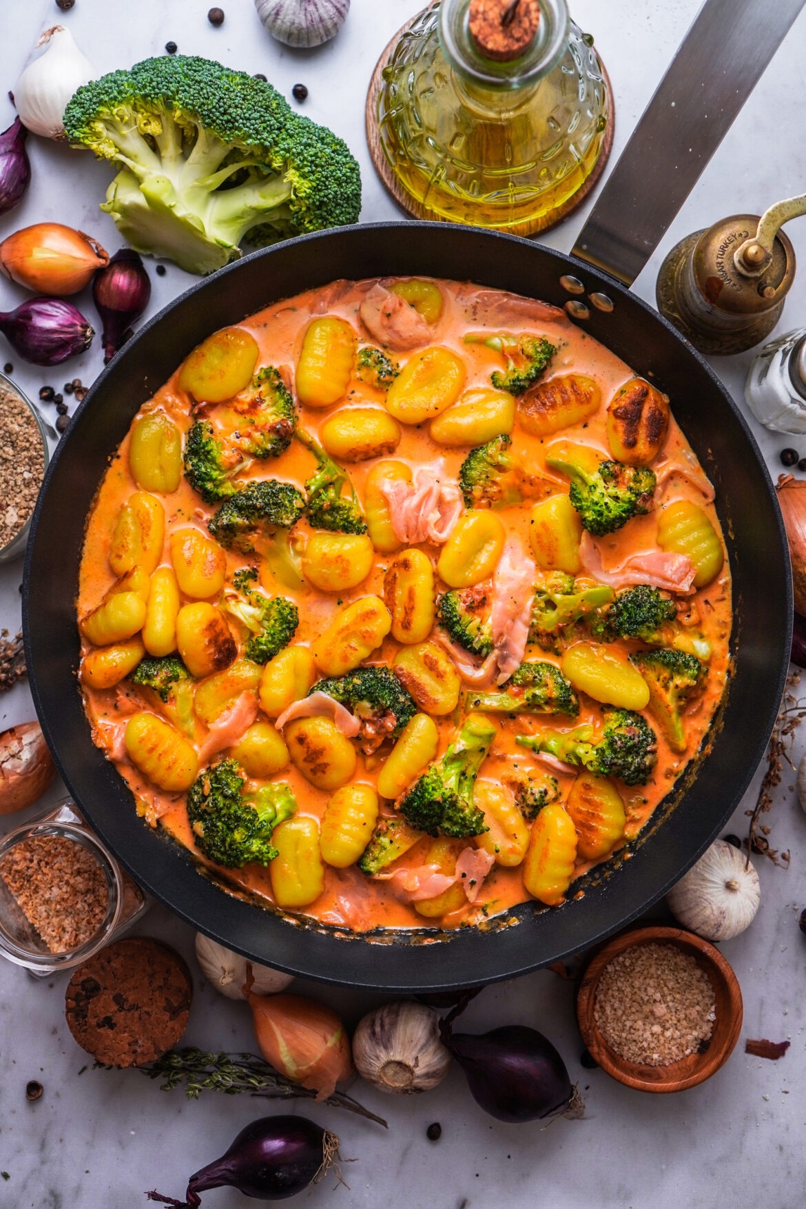 Leckere, goldbraune Gnocchi aus der Pfanne mit Brokkoli und Räucherlachs