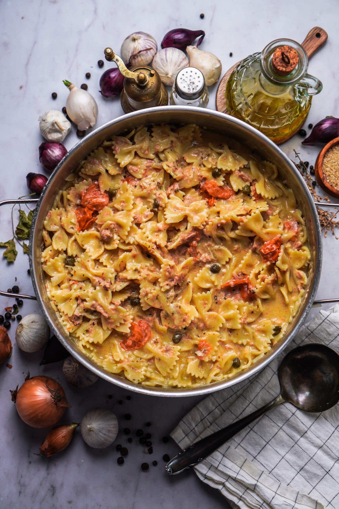 Onepot mit Farfalle Pasta, Peperoni und Thunfisch
