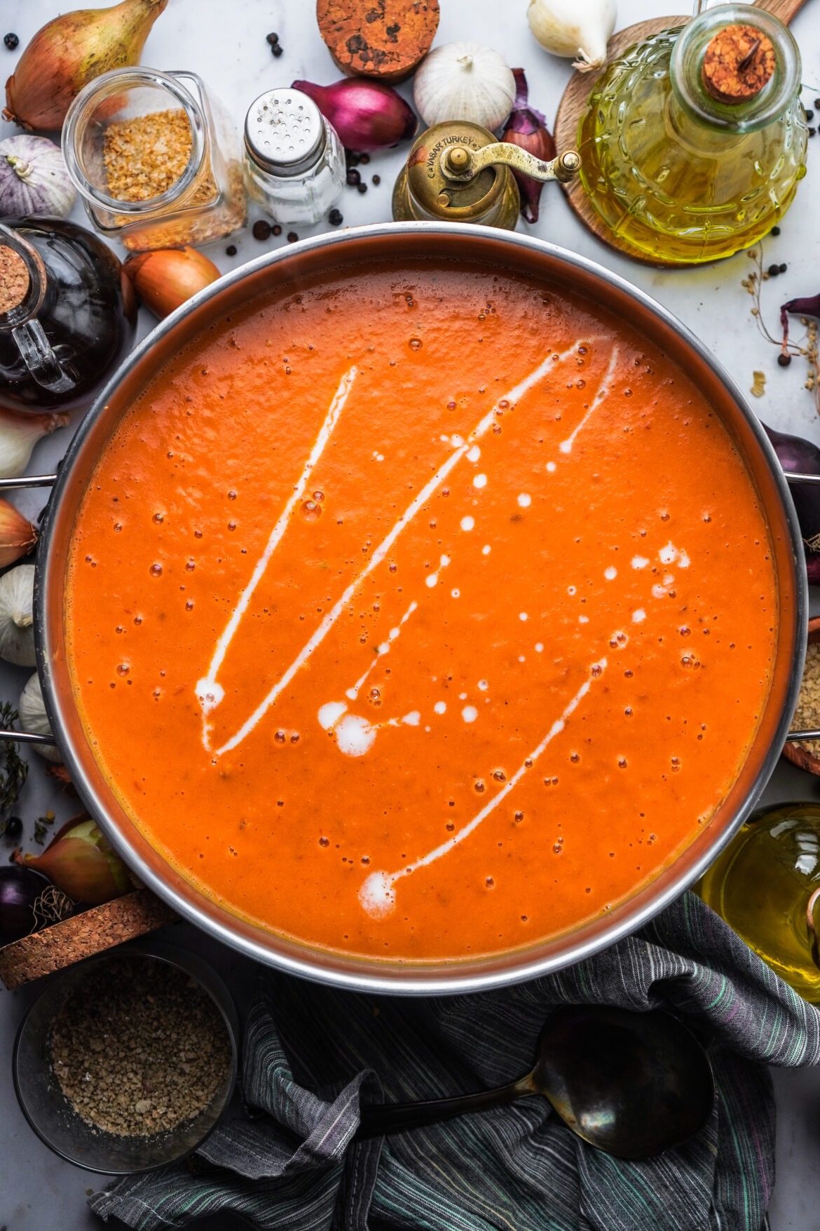 Cremige Tomatensuppe mit gerösteten Ofentomaten