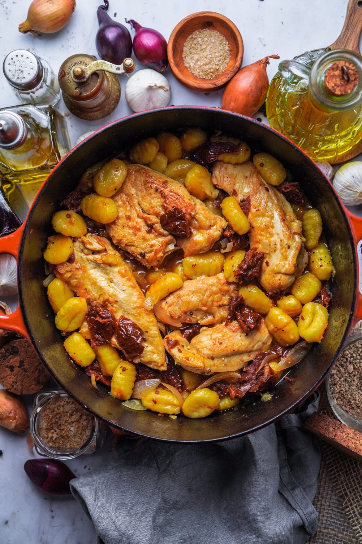 Onepot mit Hähnchen, Gnocchi und getrockneten Tomaten