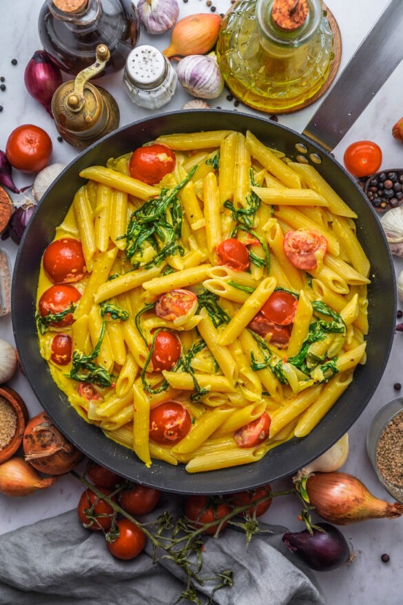 Penne mit Rucola, Tomaten und Curry Mango Soße - FeedMeDaily