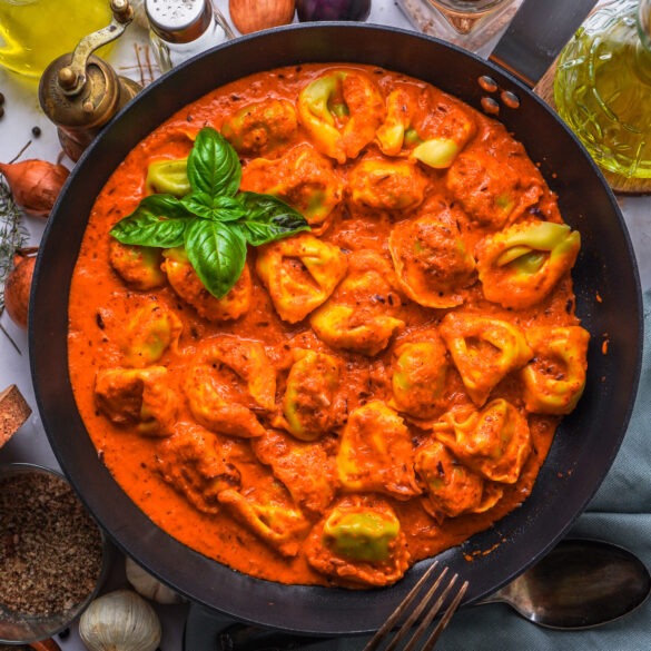 Vegane Tortellini mit Ajvar und Basilikum