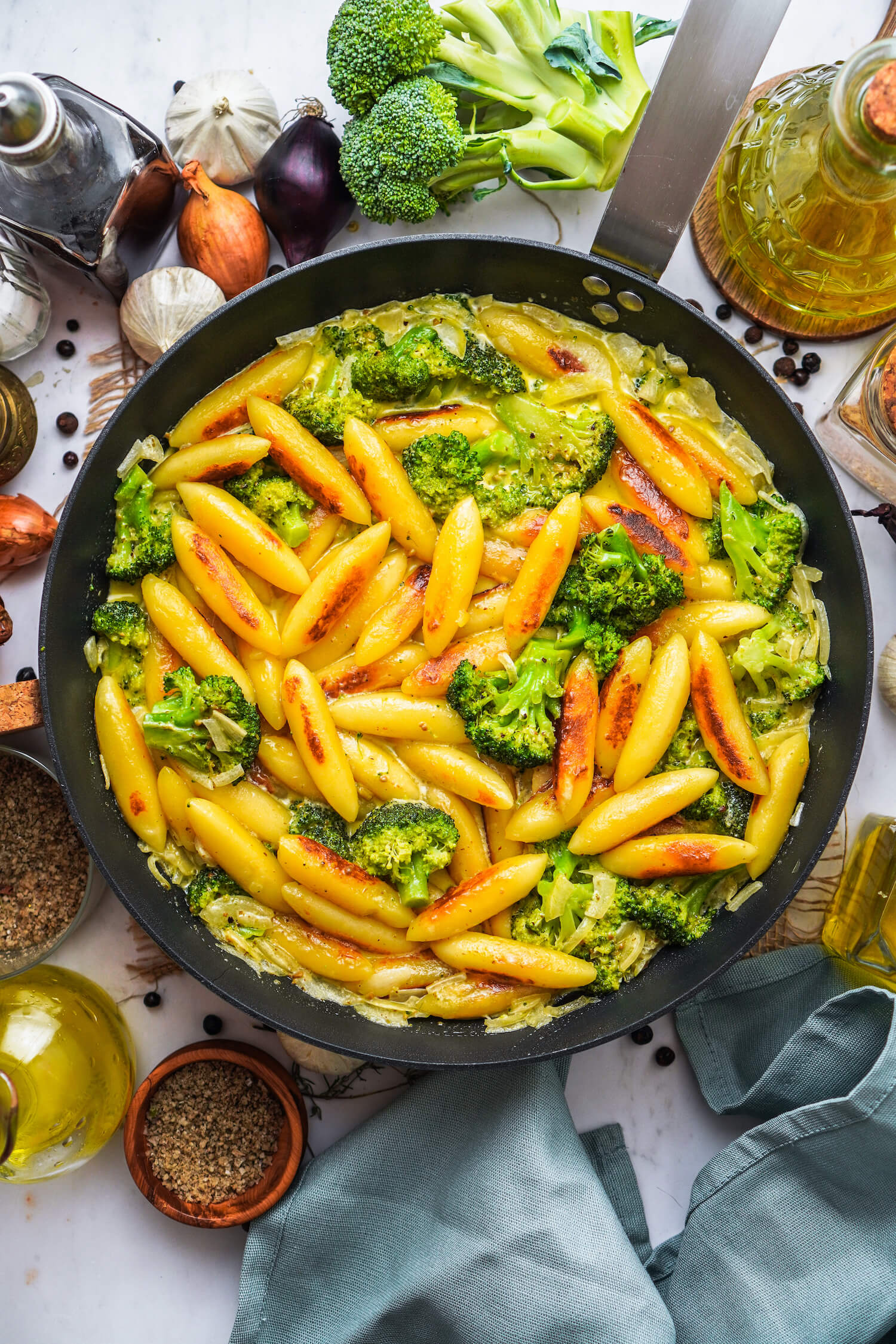 Pesto - Sahnesoße mit Schupfnudeln FeedMeDaily Brokkoli