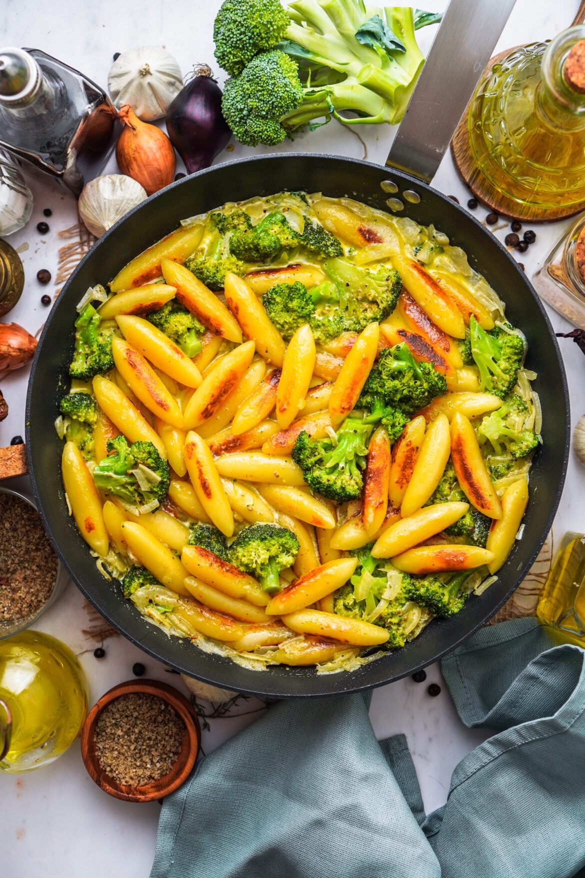 Brokkoli Schupfnudeln mit Pesto Sahnesoße - FeedMeDaily