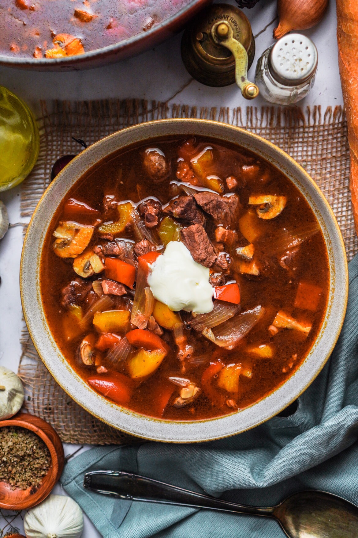 Klassische Gulaschsuppe mit Creme Fraiche - FeedMeDaily