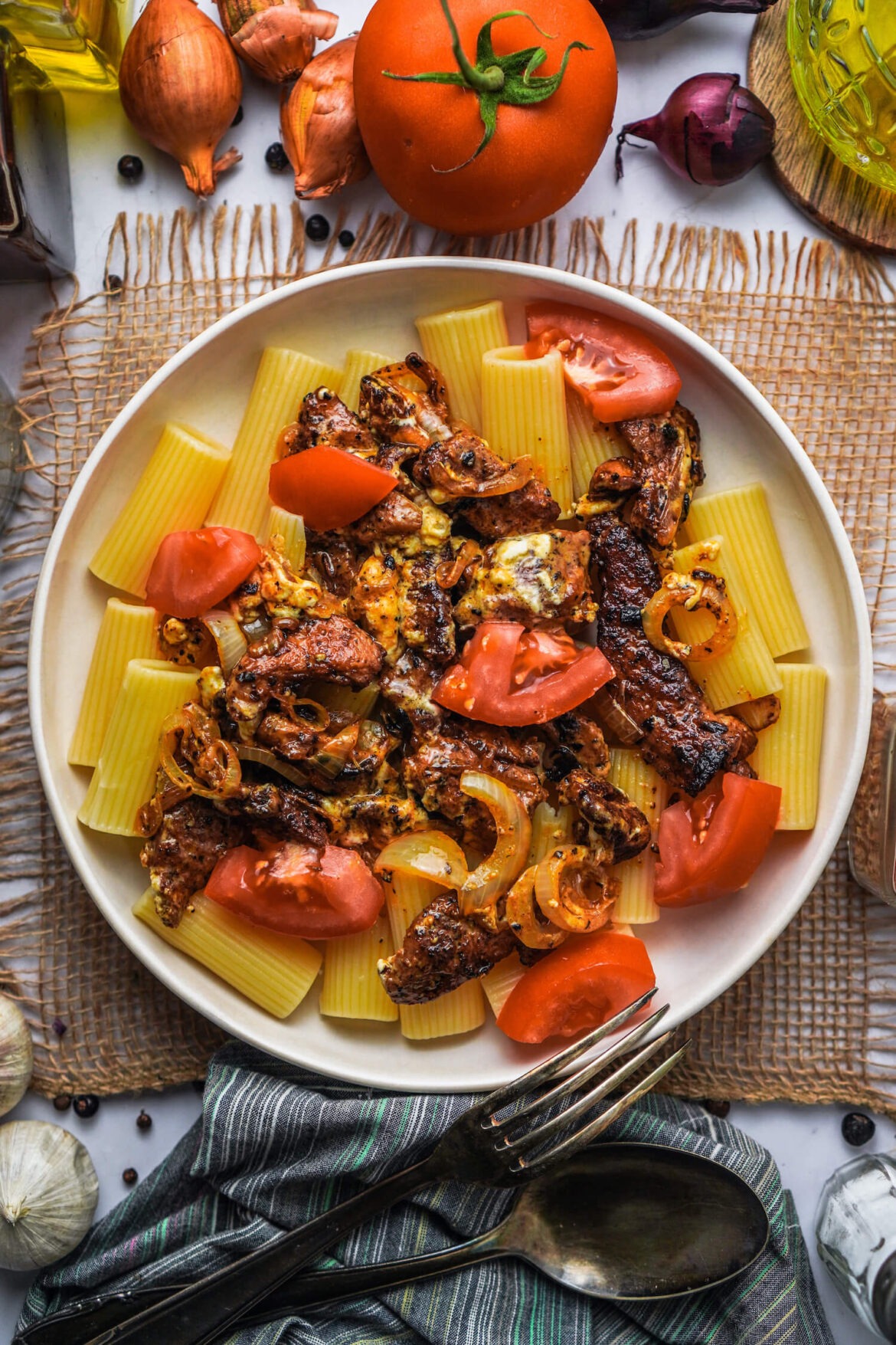 Griechische Nudelpfanne mit Feta-Gyros und Tomaten