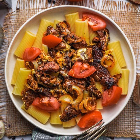 Griechische Nudelpfanne mit Feta-Gyros und Tomaten