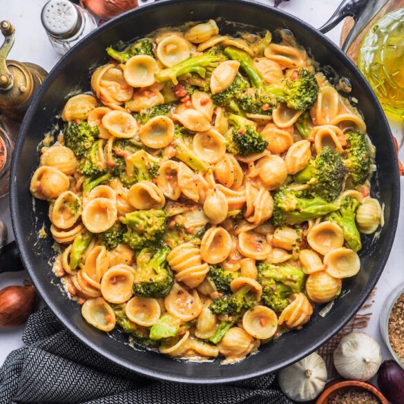 Vegane Pasta mit Brokkoli und Erdnuss