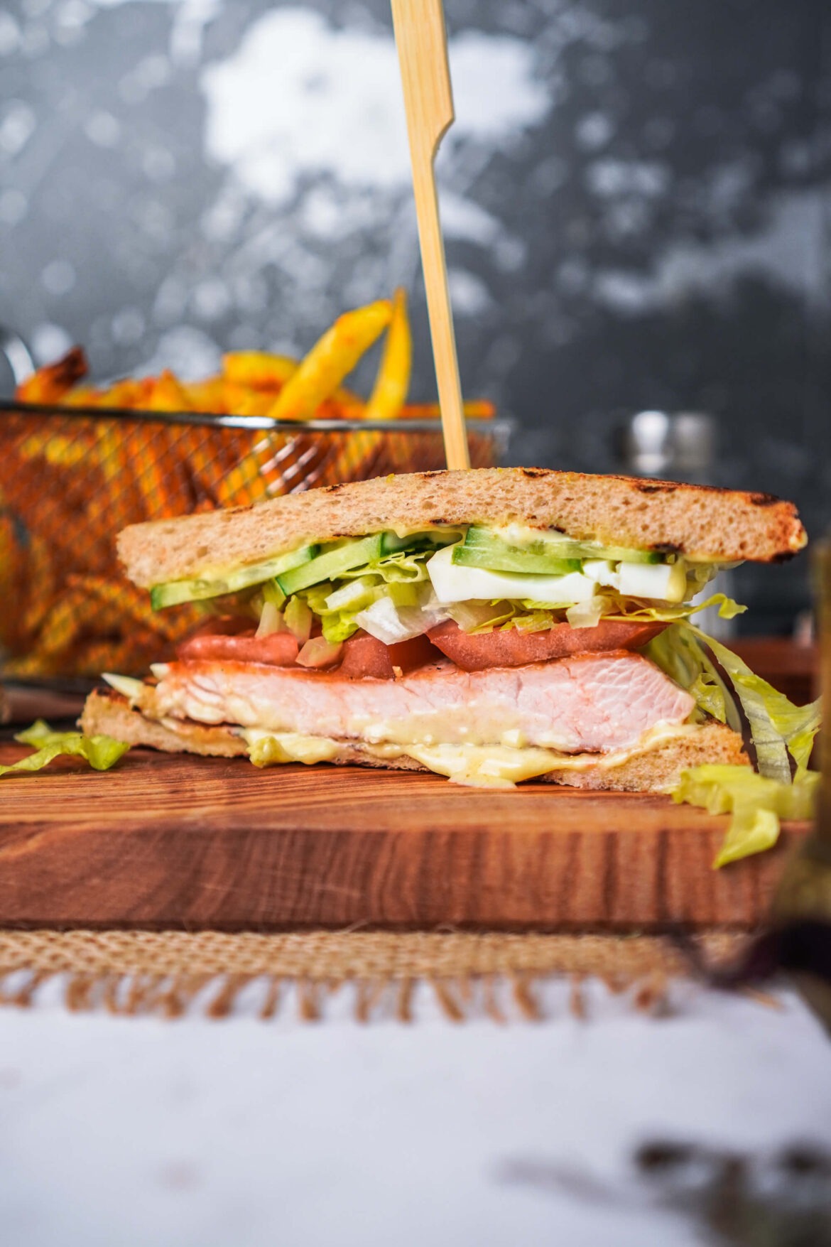 Das Sandwich des Urlaubs: Clubsandwich mit Pommes