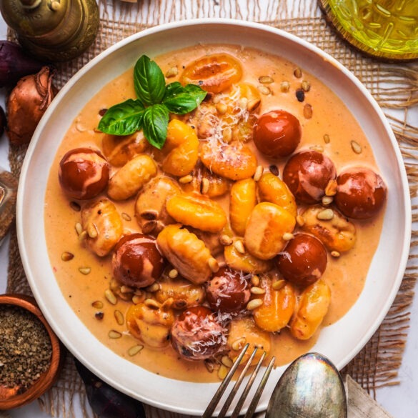 Gnocchi in Parmesansoße mit Tomaten und Pinienkernen