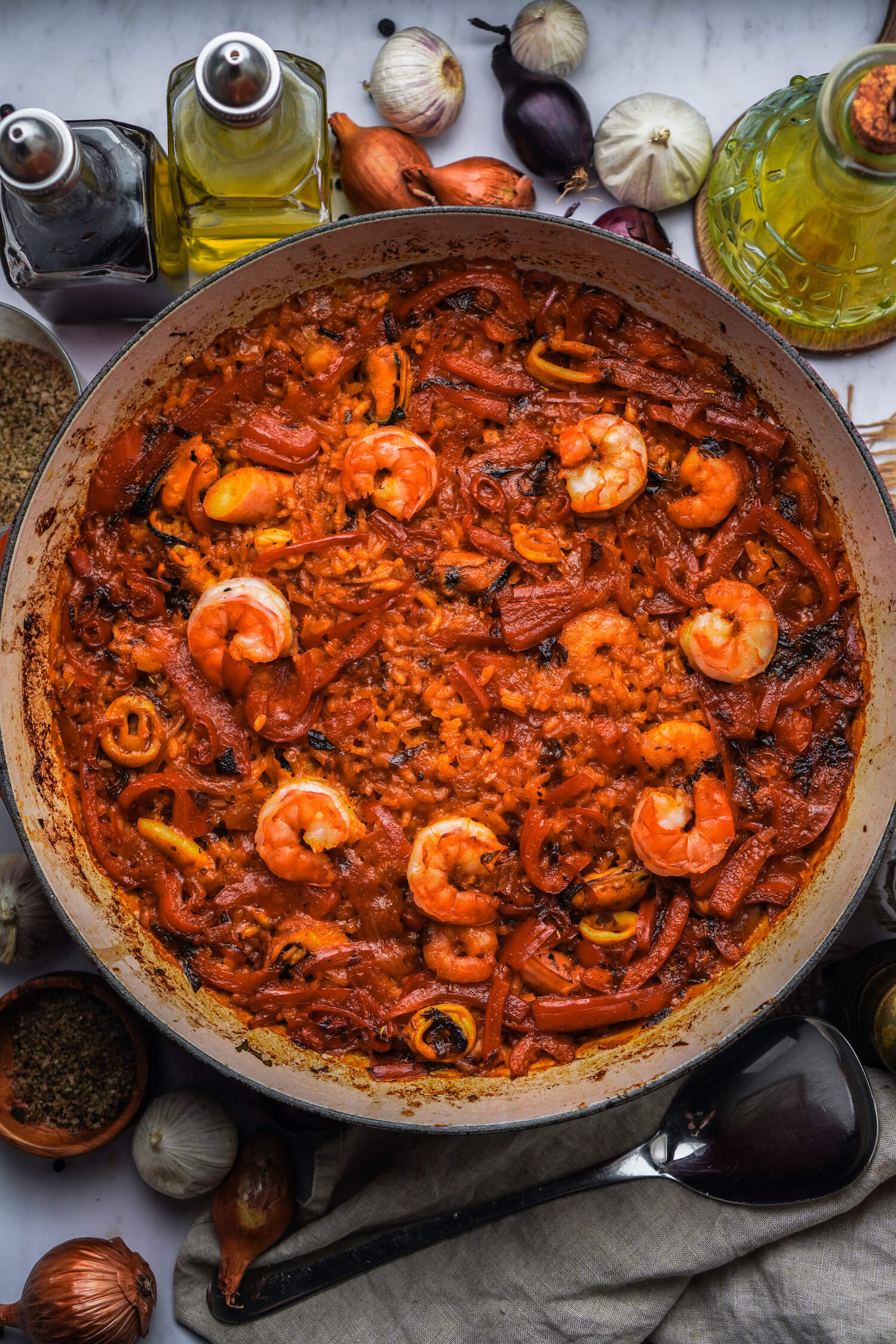 Spanische Paella mit Meeresfrüchten aus dem Ofen - FeedMeDaily