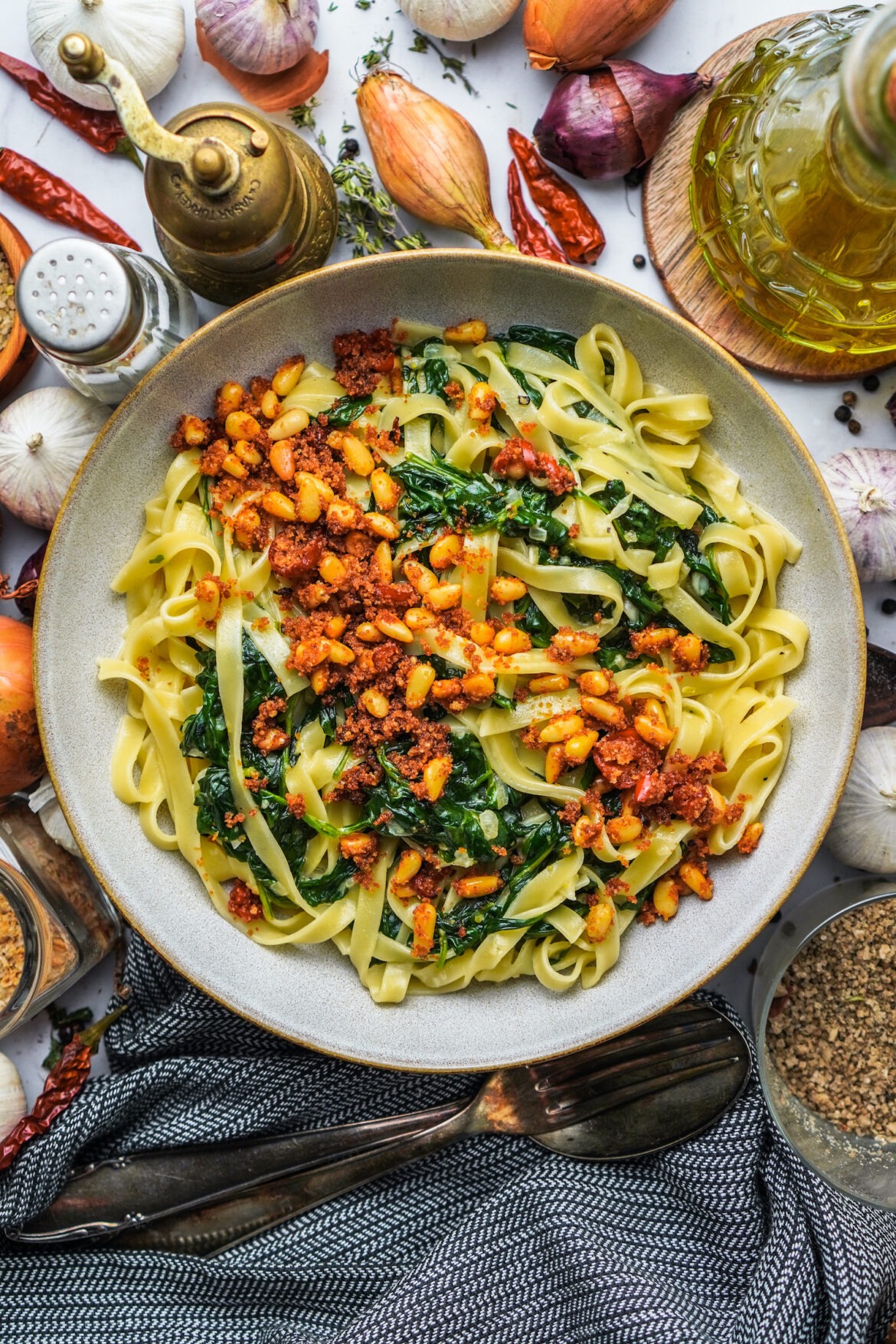 Tagliatelle mit Spinat, Pinienkernen und Bröseln