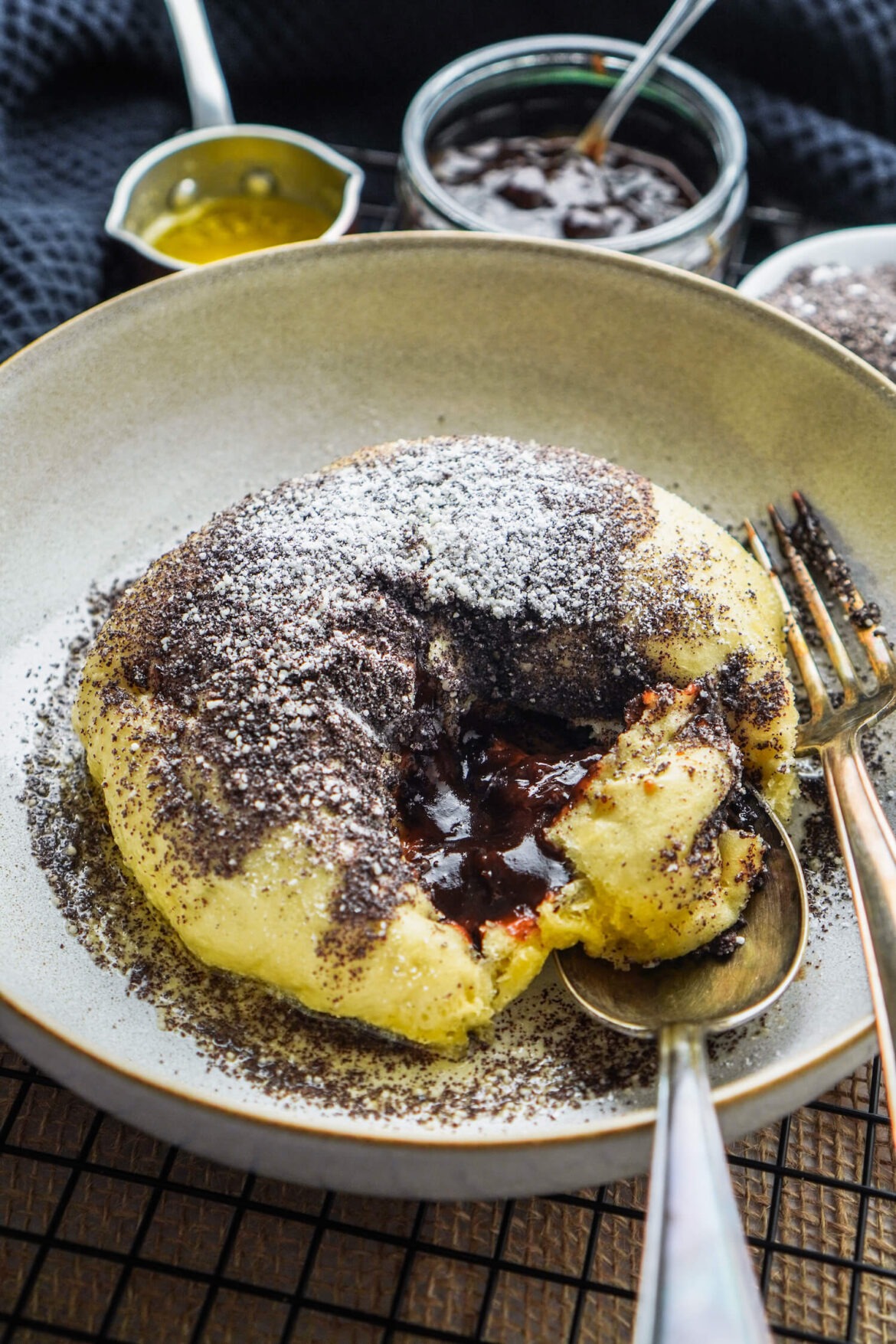 Germknödel mit Mohn und Butter