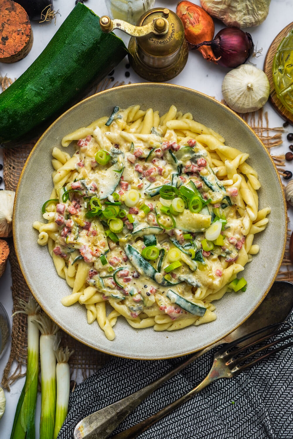 Gorgonzola Pasta mit Schinkenwürfeln und Lauchzwiebeln - FeedMeDaily