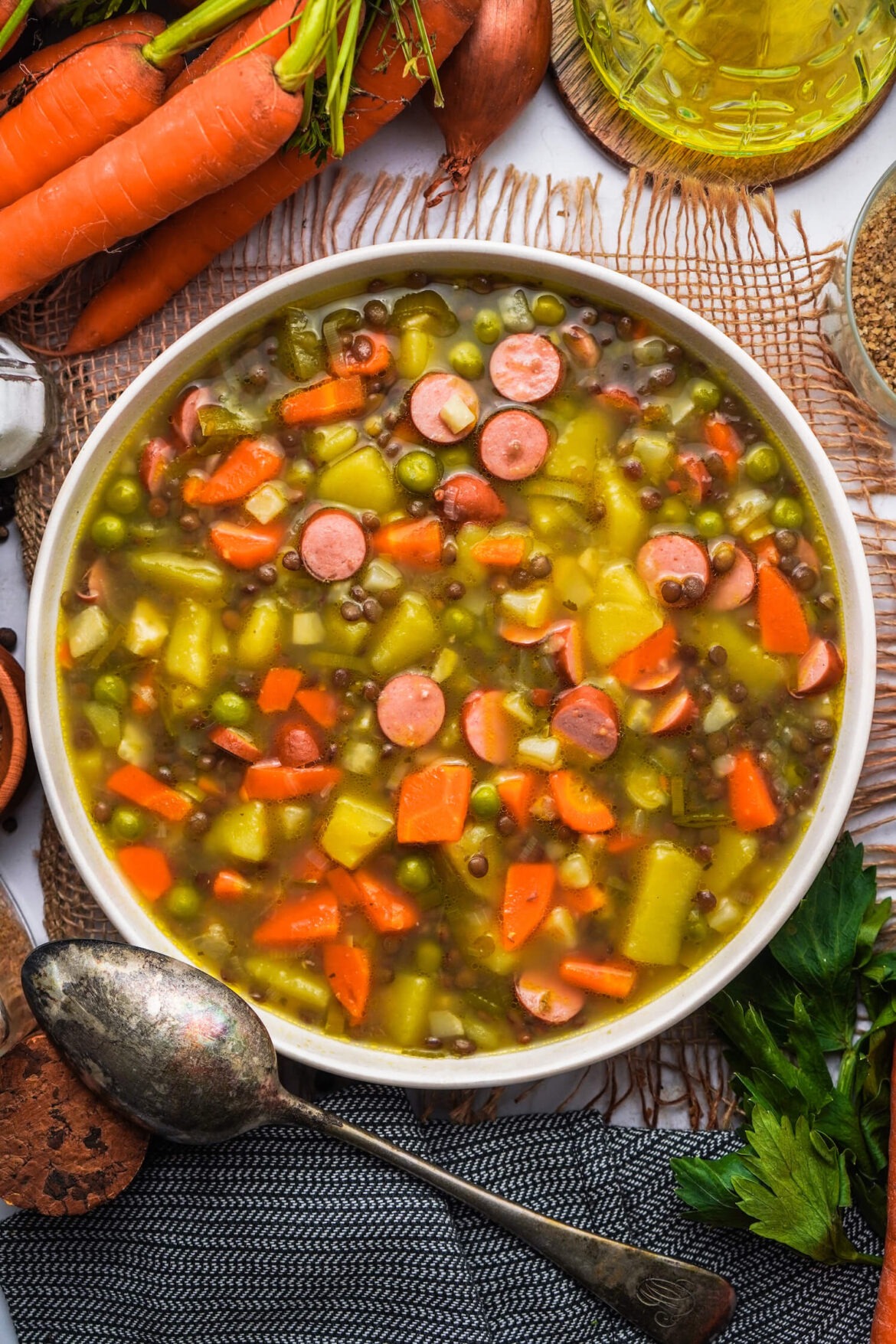 Klassische Linsensuppe mit Erbsen und Wiener Würstchen