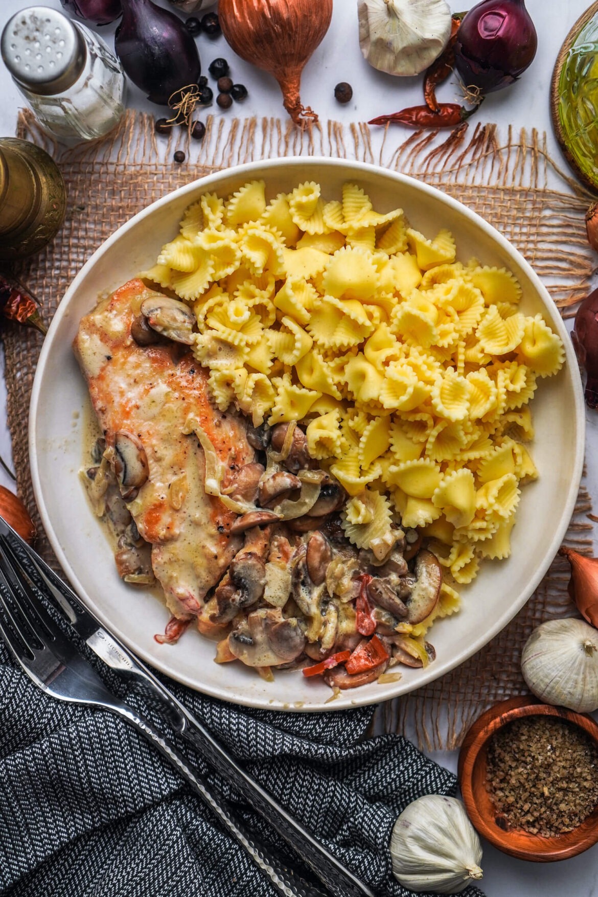 Pasta mit Hähnchen mit Champignon Peperoni Soße