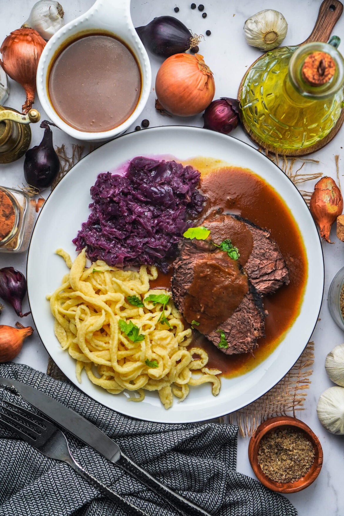 Ofen Sauerbraten mit Rotkohl und Spätzle