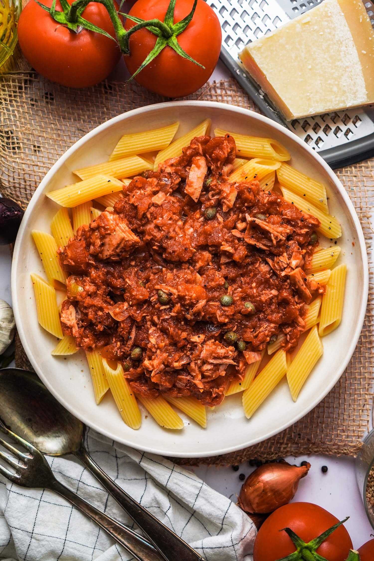 Thunfisch Tomaten Pasta mit Kapern und Knoblauch - FeedMeDaily
