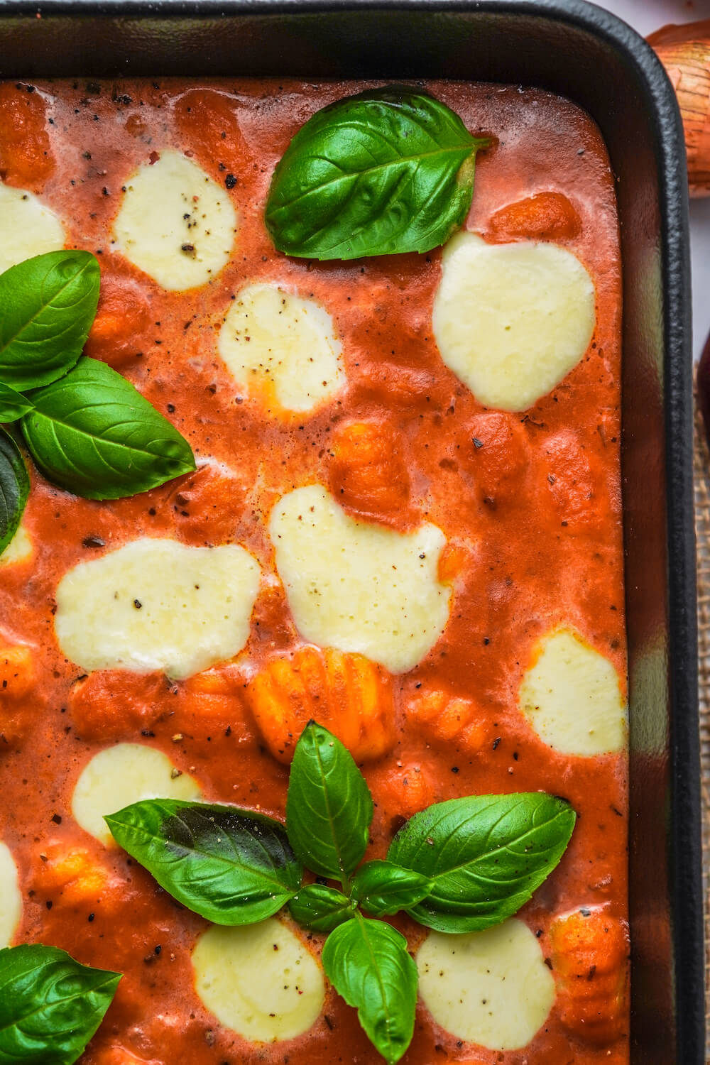 Gnocchi Auflauf mit Pomito Tomatensoße, Mozzarella und Basilikum ...