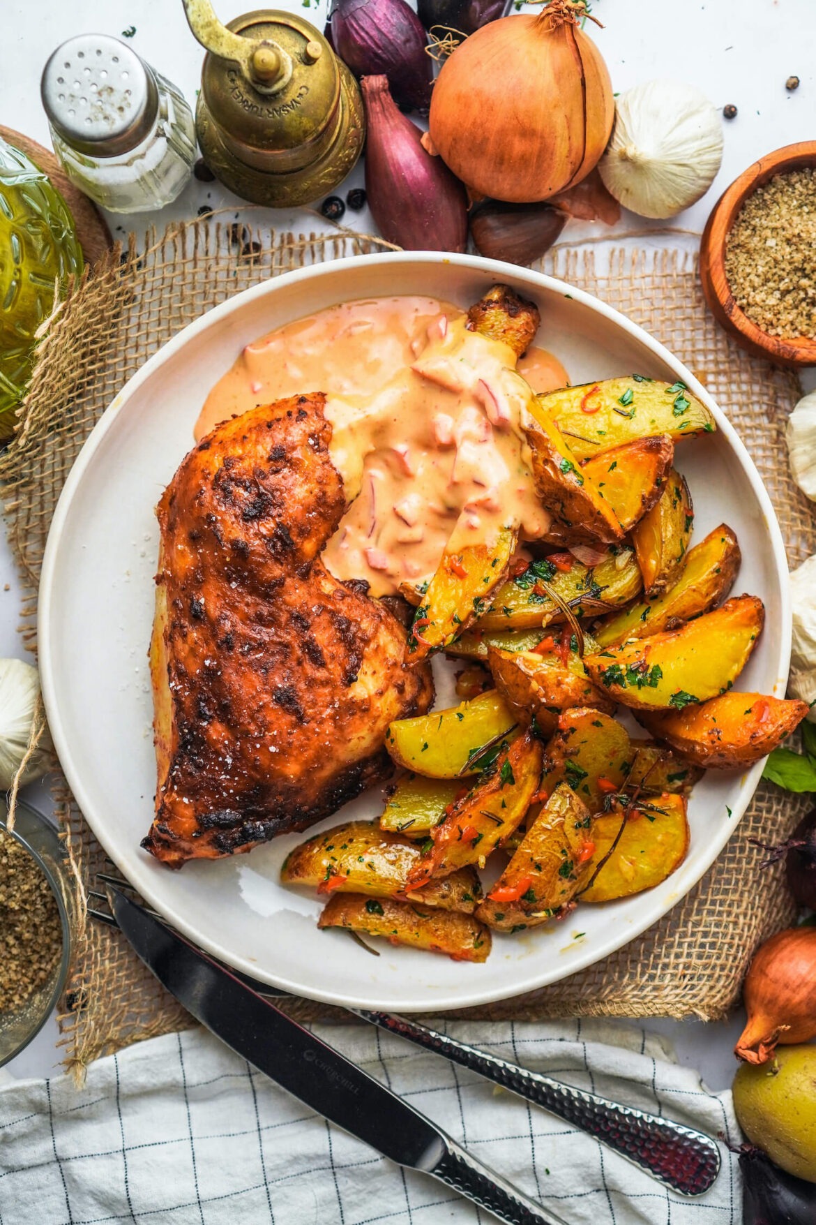 Harissa Hänchenkeulen mit Knoblauch Peperoni Kartoffeln und Harissa Paprika Mayo