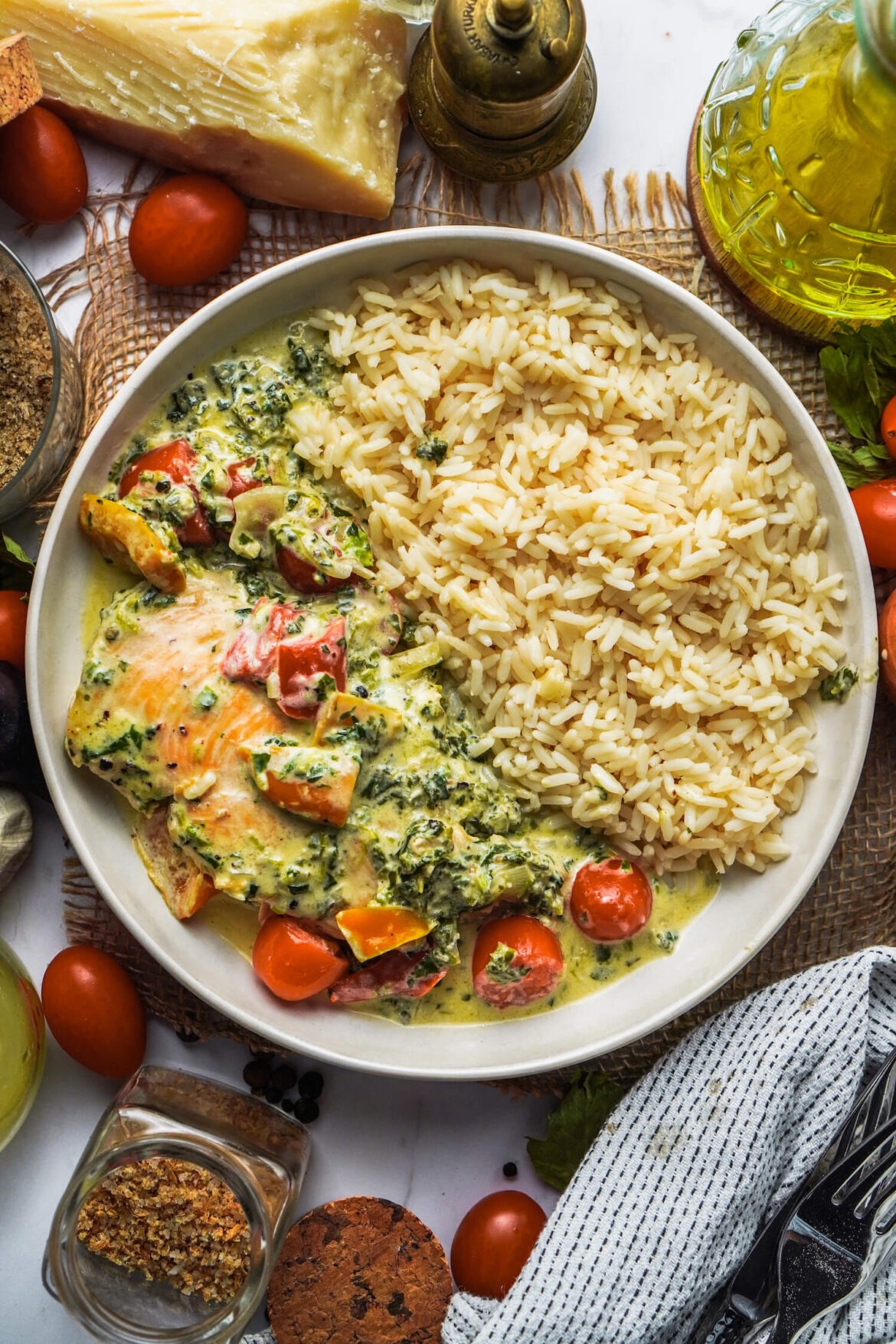 Leckeres Hähnchen mit Grillpaprika, Tomaten und Parmesan Soße