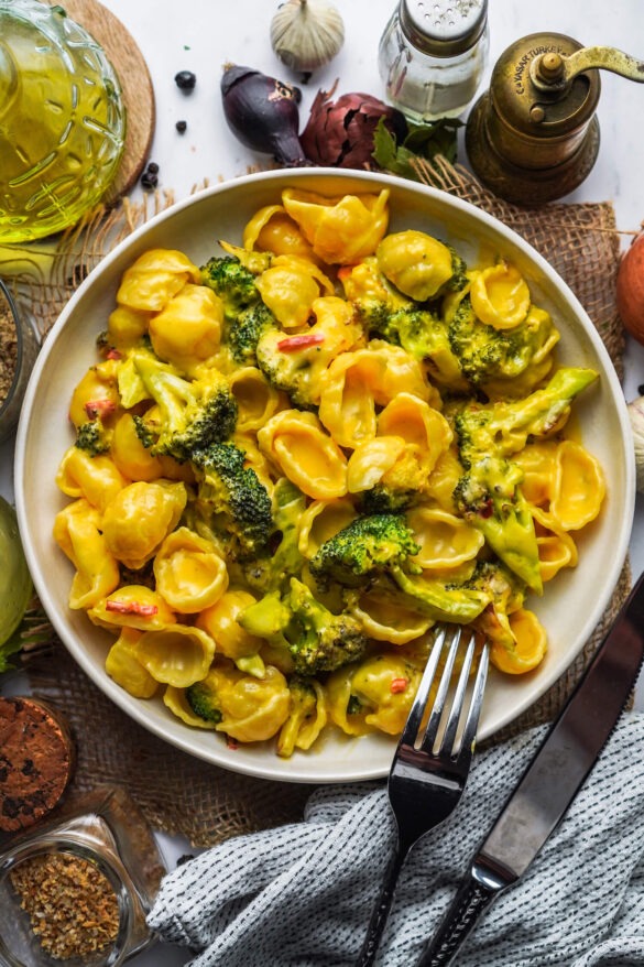 Hollandaise Pasta mit Brokkoli und Peperoni FeedMeDaily