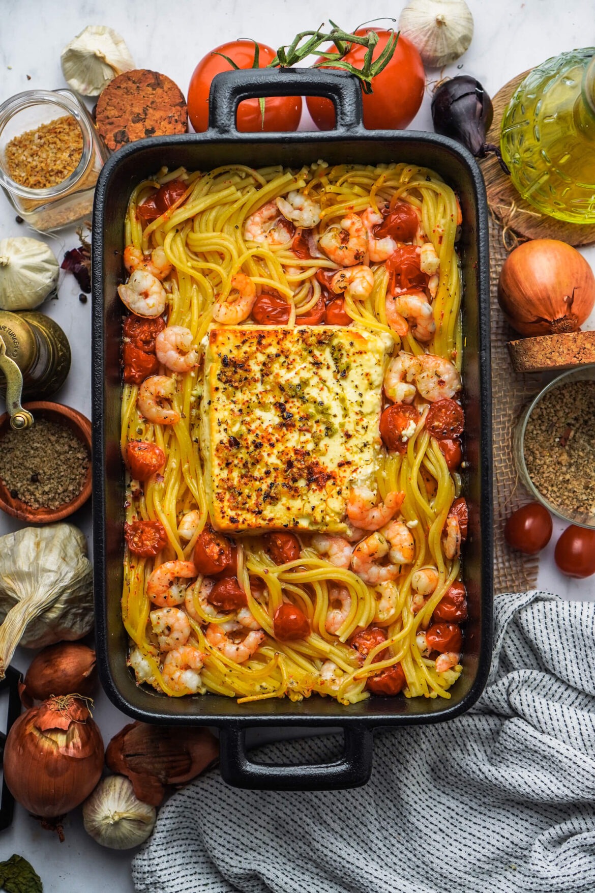 Ofen Spaghetti mit Feta, Tomaten und Garnelen - FeedMeDaily