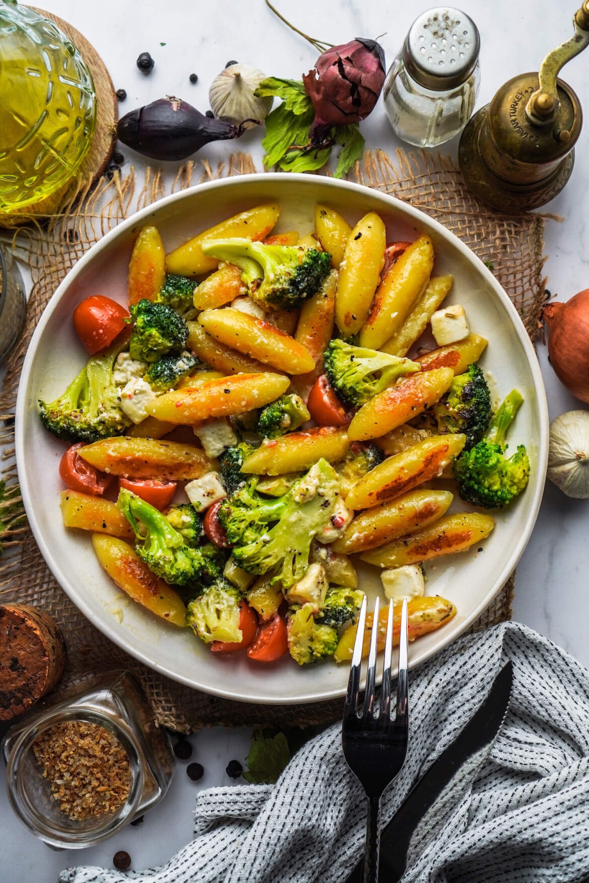 Leckere Onepan Brokkoli Schupfnudeln mit Hirtenkäse und Tomaten