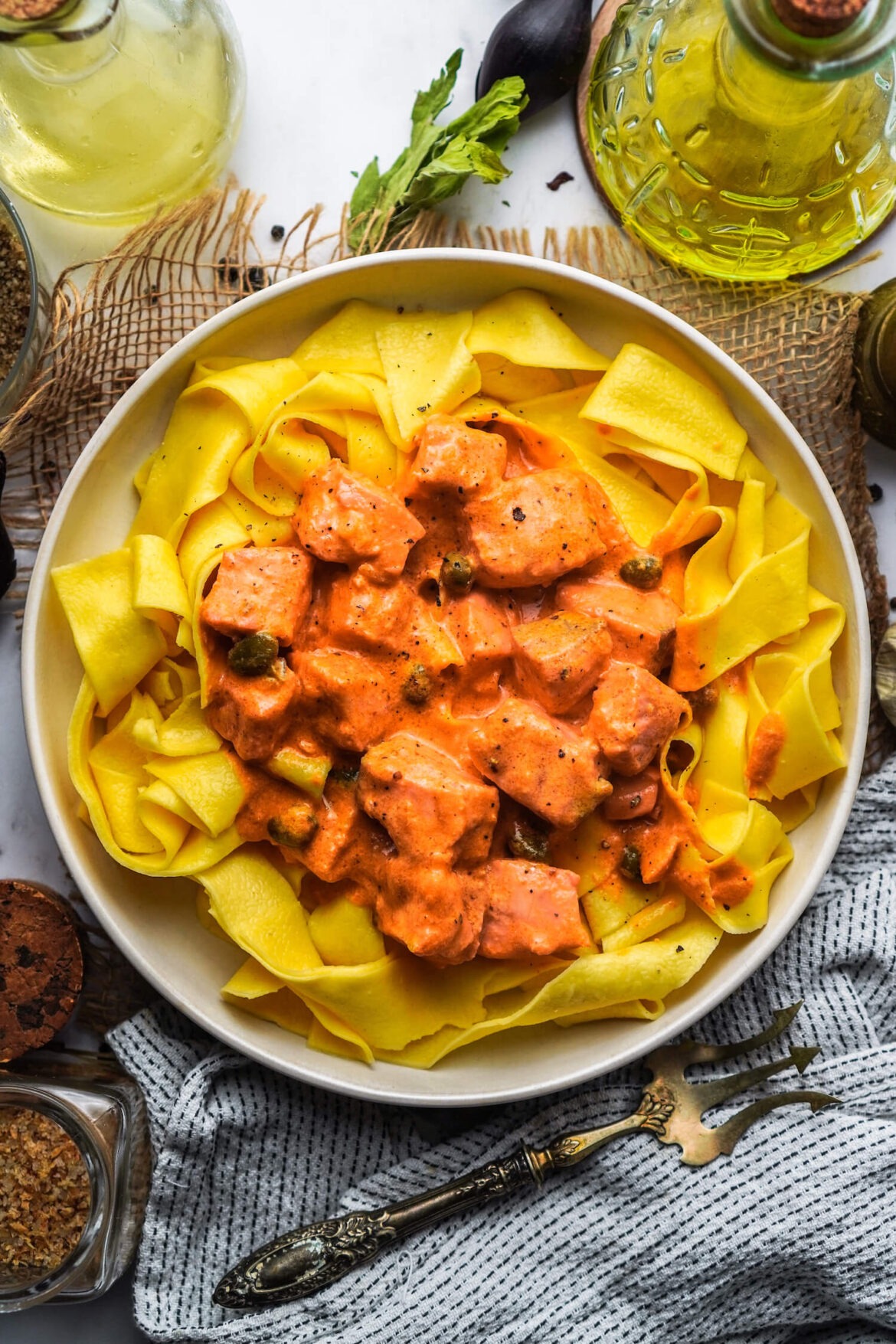 Pappardelle mit Lachs und Kapern-Tomaten Sahnesoße - FeedMeDaily