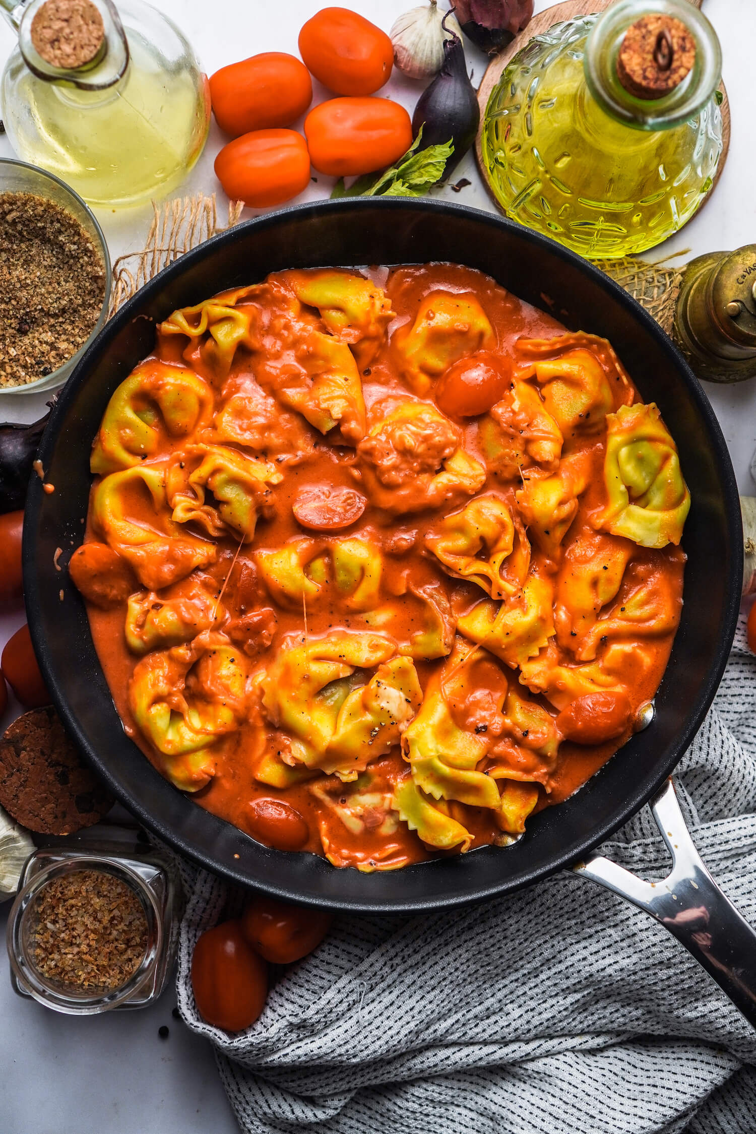Tomate Mozzarella Tortellini mit Basilikum - FeedMeDaily