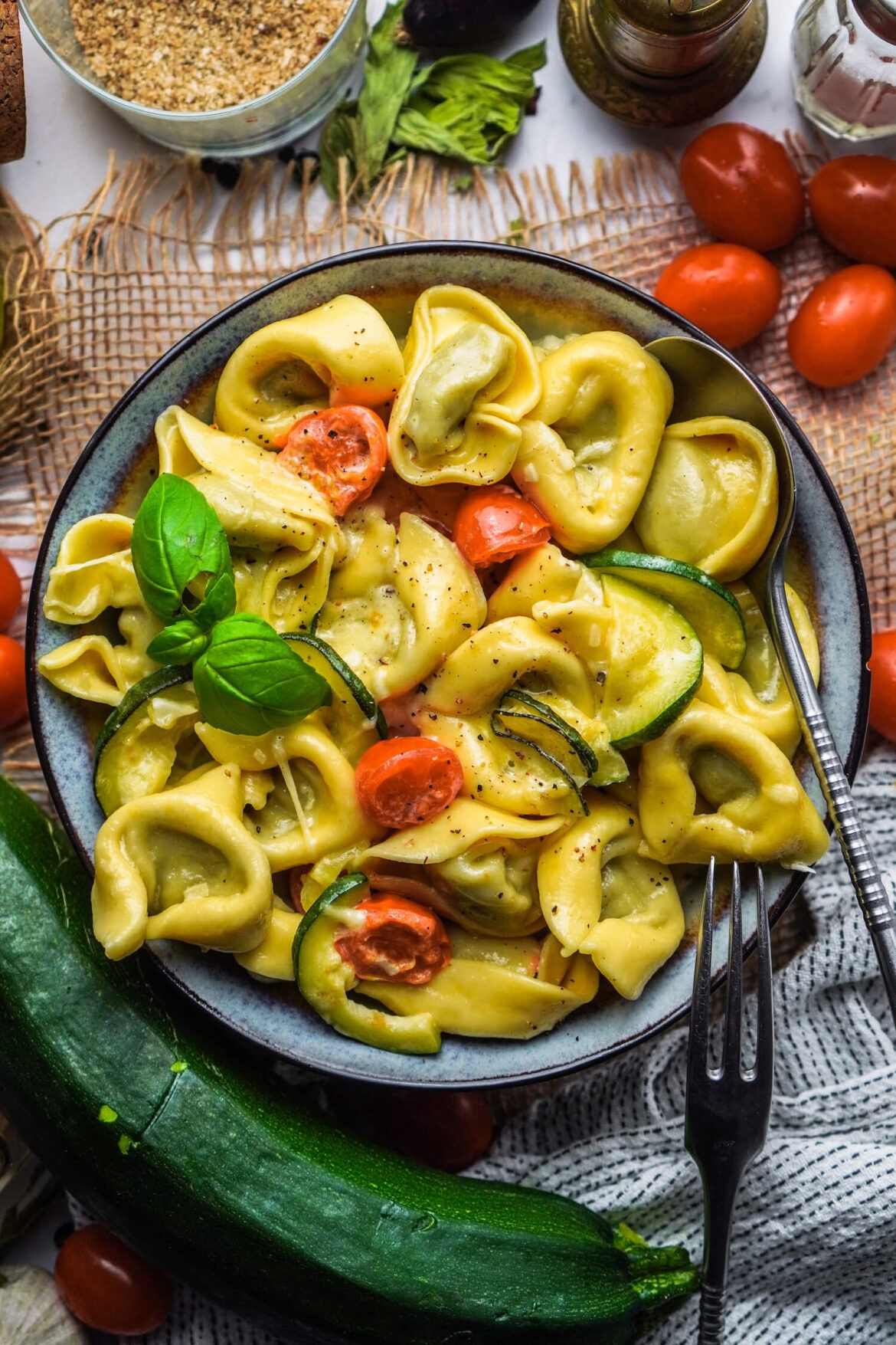 Tortellini In Zucchini Sahne So E Geschmolzenen Mozzarella Feedmedaily