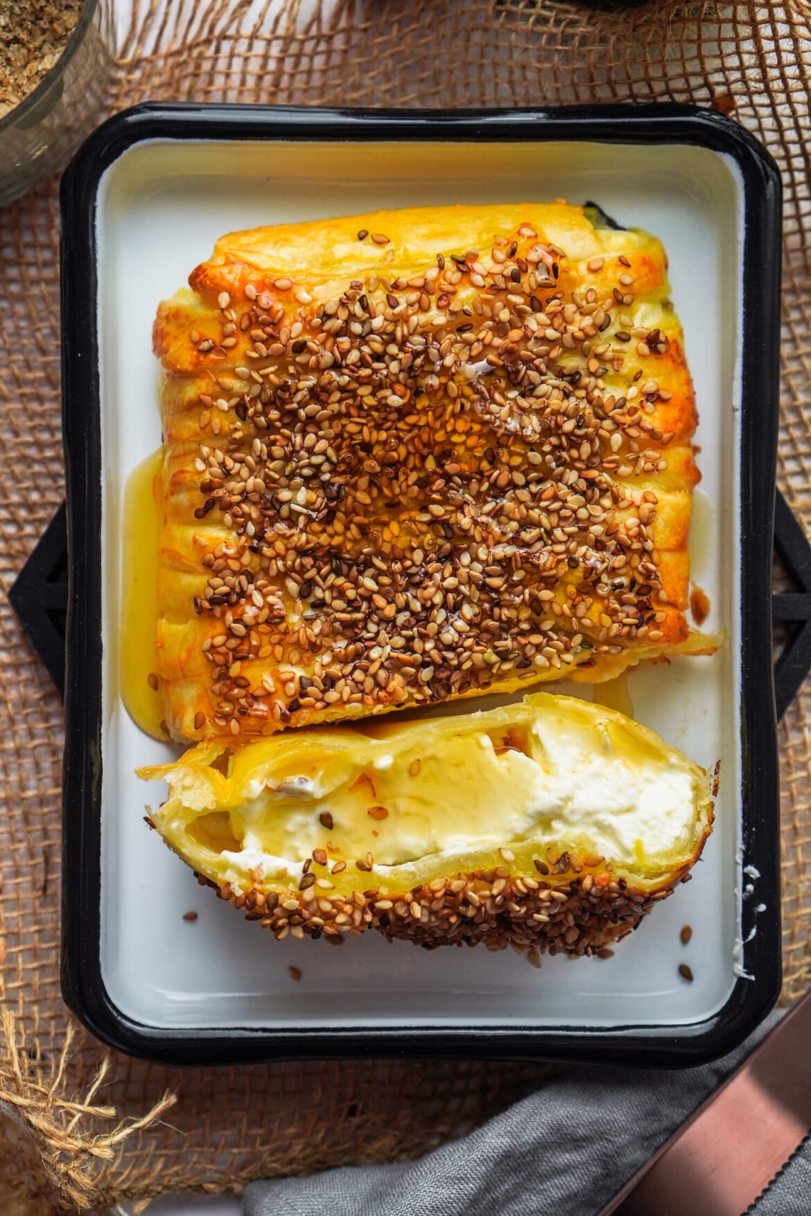 Feta im Blätterteig mit Sesam und Honig