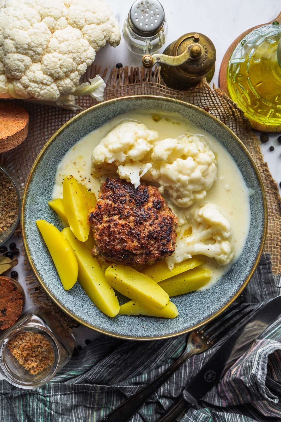 Frikadellen Mit Blumenkohl-Bechamel Und Kartoffeln - FeedMeDaily