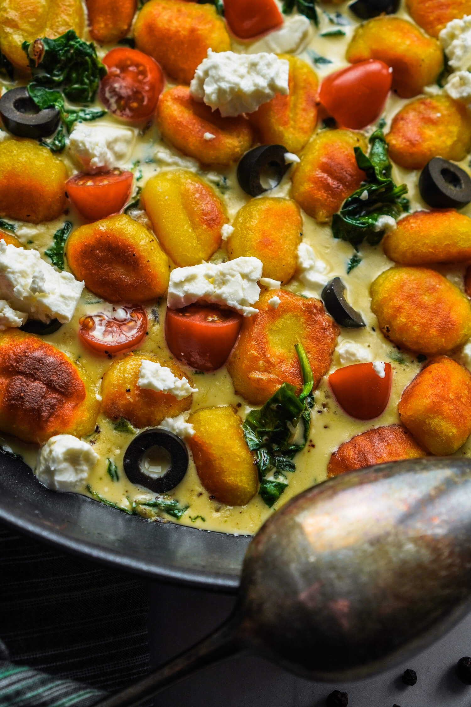 Goldbraune Gnocchi Mit Spinat, Feta, Oliven Und Tomaten - FeedMeDaily