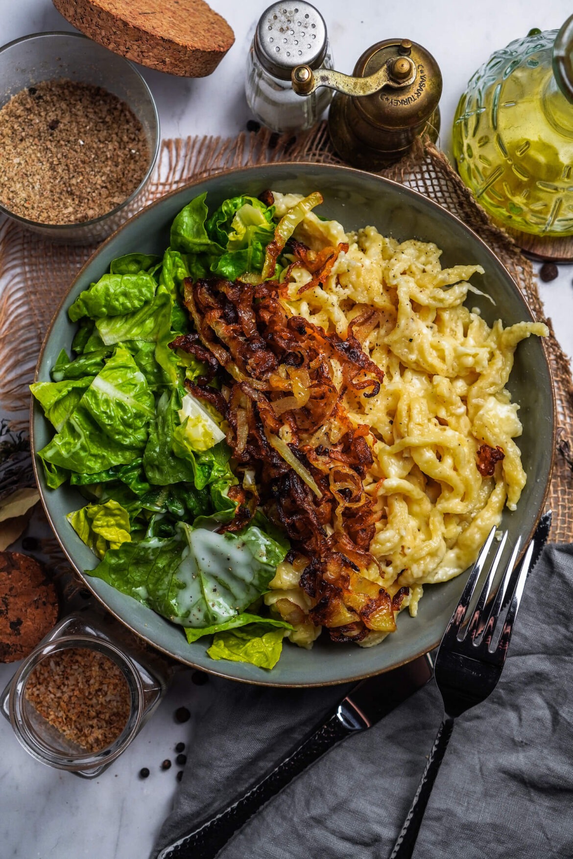 Würzige Käsespätzle mit Röstzwiebeln und Salat