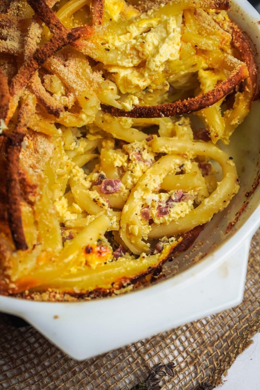 Knuspriger Makkaroni Auflauf mit Schinken und Ei - FeedMeDaily Knuspriger Makkaroni Auflauf mit Schinken und Ei - FeedMeDaily