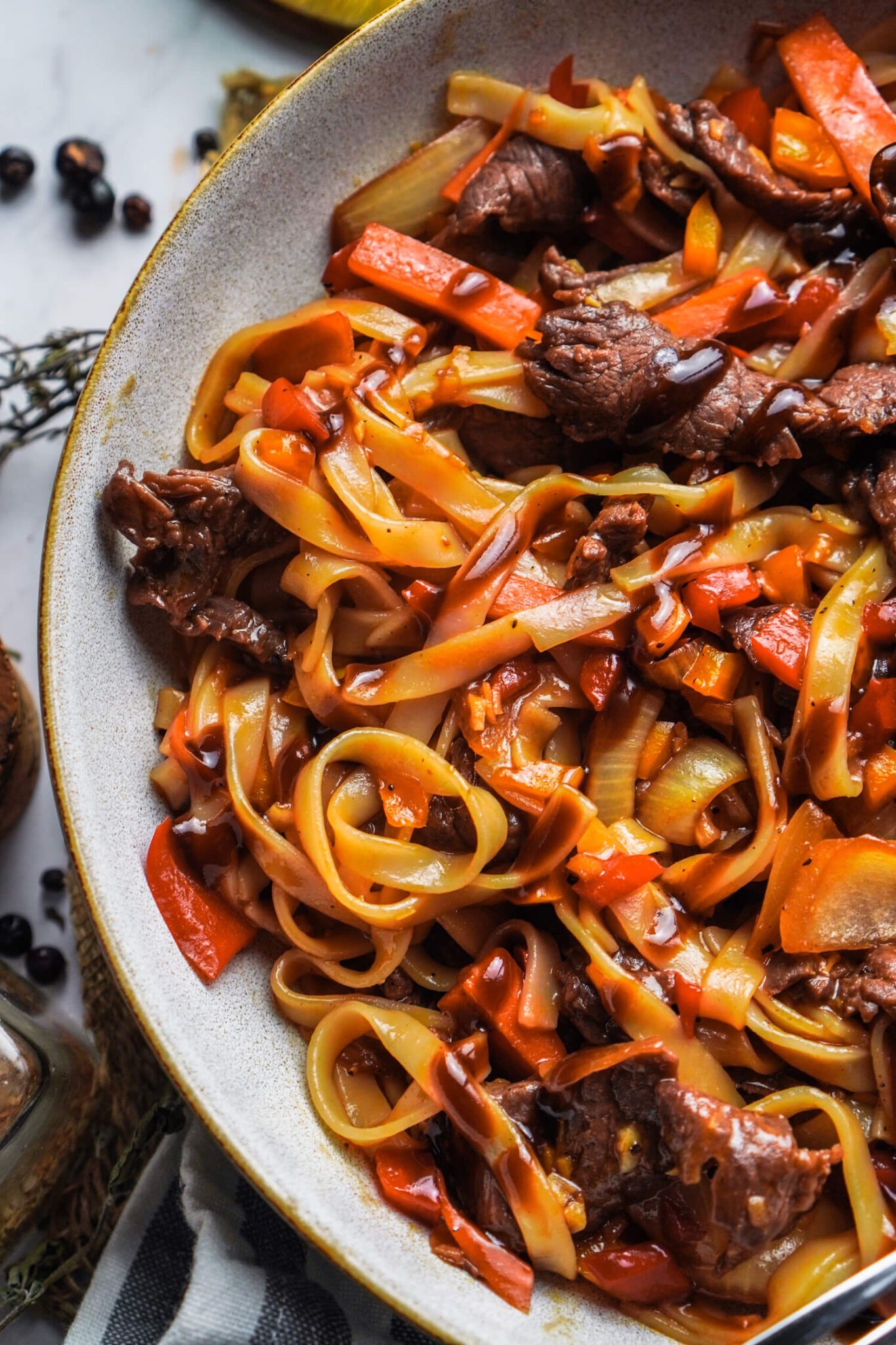 Reisnudeln mit Rindfleisch, Sojasoße und Gemüse - FeedMeDaily
